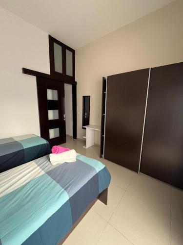 Postel nebo postele na pokoji v ubytování Modern Private Room in Swieqi Shared Flat with Private Bathroom