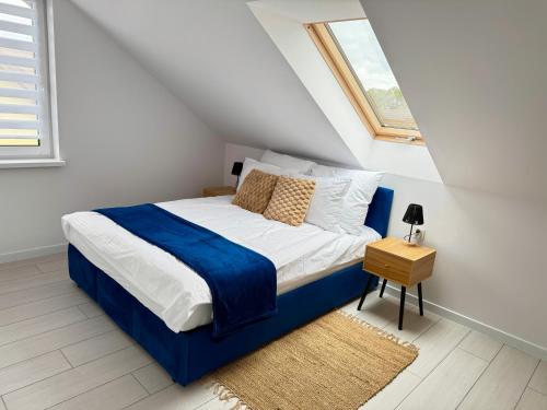 Ένα ή περισσότερα κρεβάτια σε δωμάτιο στο Gray Apartament Sulnowo