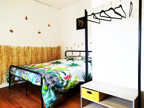 une chambre avec un lit dans une pièce dans l'établissement La Manutention de Saint-Omer, à Saint-Omer