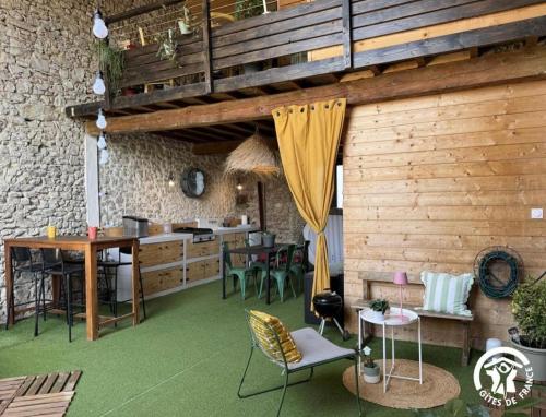 une pièce avec une table et des chaises et une cuisine dans l'établissement Villa Valent, à Cazilhac