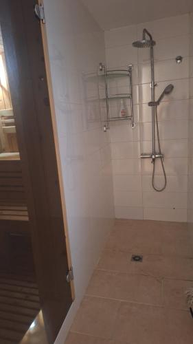 Ένα μπάνιο στο Only 4 minutes from the sea by car