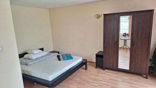 Ένα ή περισσότερα κρεβάτια σε δωμάτιο στο Only 4 minutes from the sea by car