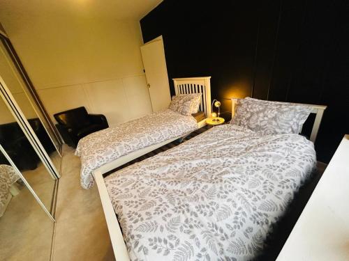 Ένα ή περισσότερα κρεβάτια σε δωμάτιο στο Stylish 2-Bedroom Modern Flat