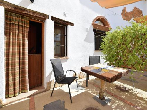 Κήπος έξω από το Cave house with private terrace on a small complex