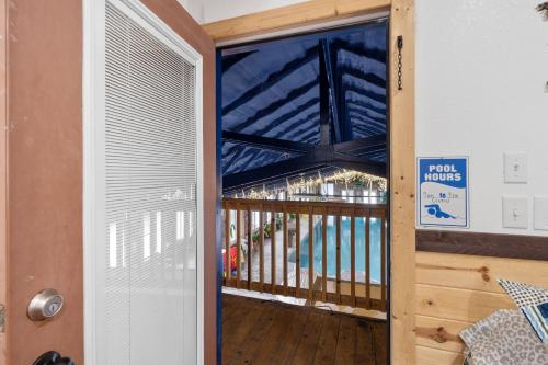 Бассейн в Pool Lodge with amazing views или поблизости