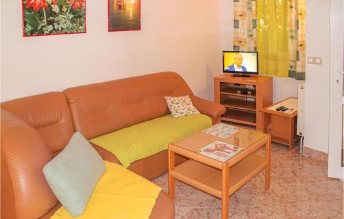 TV a/nebo společenská místnost v ubytování 2 Bedroom Gorgeous Apartment In Podgora