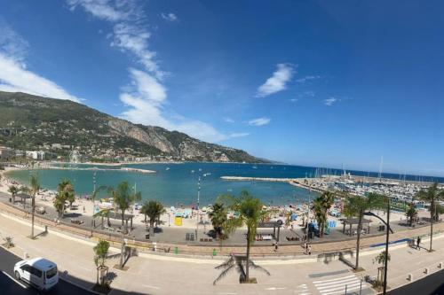 Elle offre une vue sur une plage avec une étendue d'eau. dans l'établissement Rue Longue - Happy Rentals, à Menton