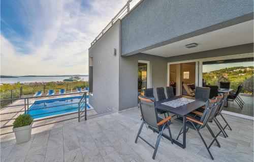 Πισίνα στο ή κοντά στο Nice Home In Kastel Kambelovac