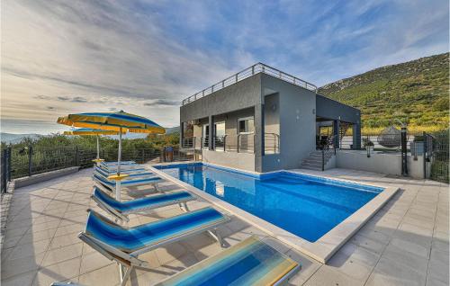 Πισίνα στο ή κοντά στο Nice Home In Kastel Kambelovac