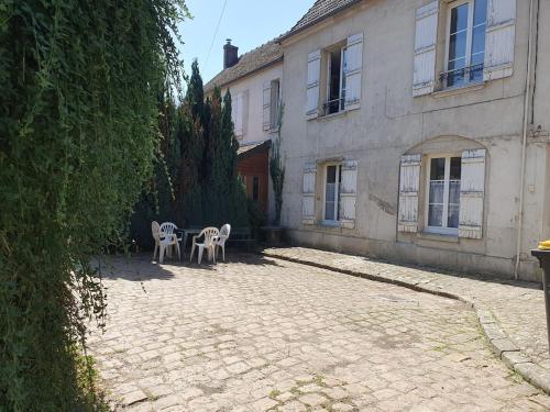 Proximity to Cité Internationale