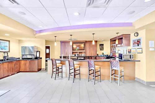 Εστιατόριο ή άλλο μέρος για φαγητό στο Stylish King Suite w Arcade Game & BBQ Near Disney
