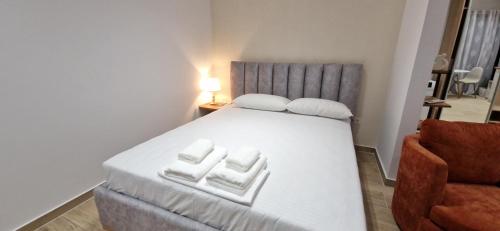 Un dormitorio con una gran cama blanca con dos almohadas. en Oceanfront Oasis, en Borsh