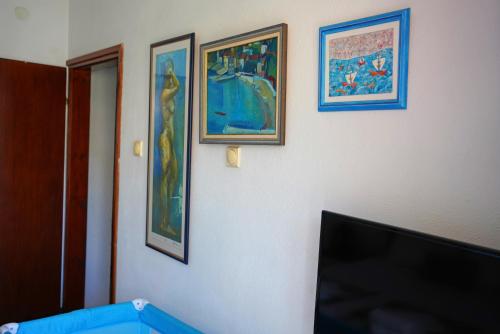 Télévision ou salle de divertissement dans l'établissement LaRos Apt