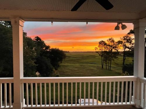 Amanecer o atardecer desde la casa vacacional o alrededores
