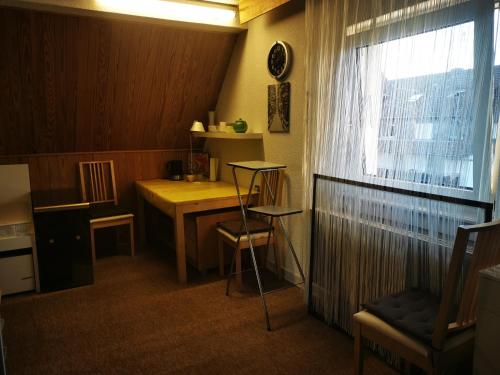 a small room with a table and a window at Ferienwohnung Zimmer in Darmstadt
