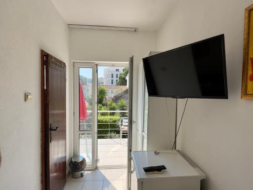 Télévision ou salle de divertissement dans l'établissement LaRos Apt