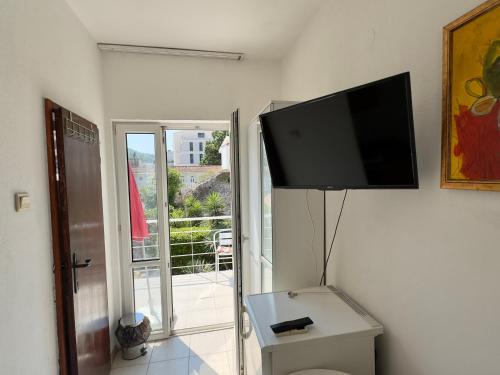 Télévision ou salle de divertissement dans l'établissement LaRos Apt