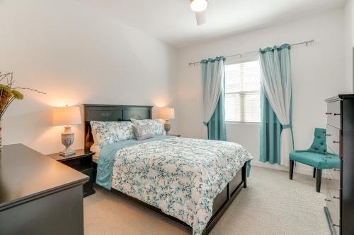 Tempat tidur dalam kamar di 6 Mi to Surprise Stadium Apt with Pool Access!