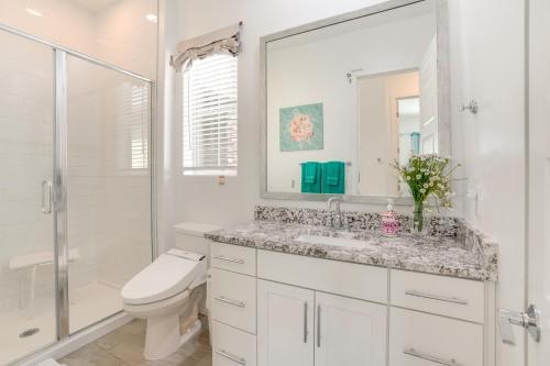 Kamar mandi di 6 Mi to Surprise Stadium Apt with Pool Access!