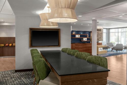 Un lugar para sentarse en Fairfield Inn and Suites by Marriott Calhoun