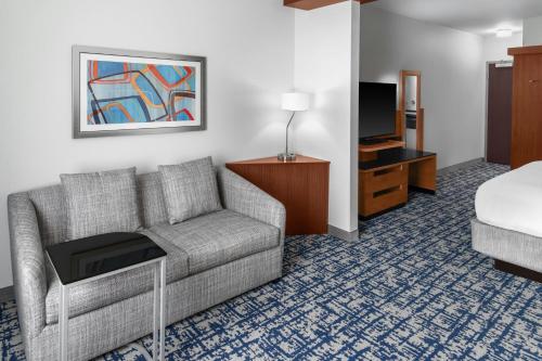 Una televisión o centro de entretenimiento en Fairfield Inn and Suites by Marriott Calhoun