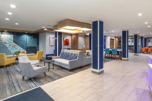 Posezení v ubytování Holiday Inn Express & Suites Hawaiian Gardens by IHG