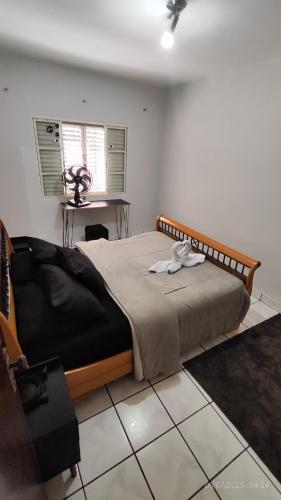 Ένα ή περισσότερα κρεβάτια σε δωμάτιο στο Quarto Individual CAMA QUEEN muito perto do Aeroporto GRU