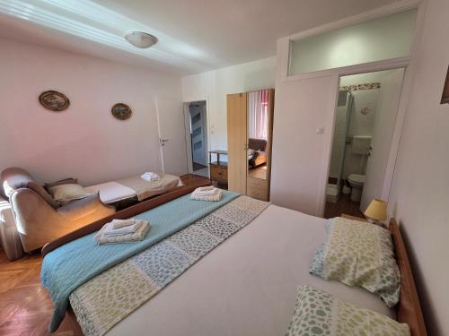 ein Schlafzimmer mit Bett und ein Wohnzimmer in der Unterkunft Apartments Antonio in Baška