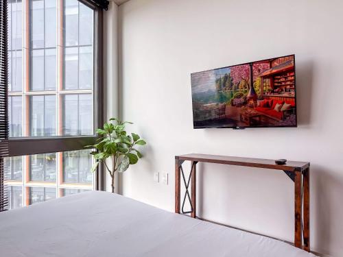 En eller flere senge i et værelse på River View Suite - The Wharf DC by Monthier