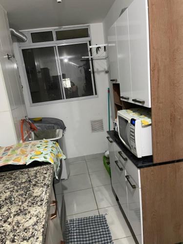 Una cocina o zona de cocina en Apto 2 qts em Xerém próximo ao CT do Fluminense