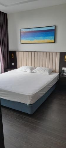 Postel nebo postele na pokoji v ubytování The Sapphire S2 Hạ Long
