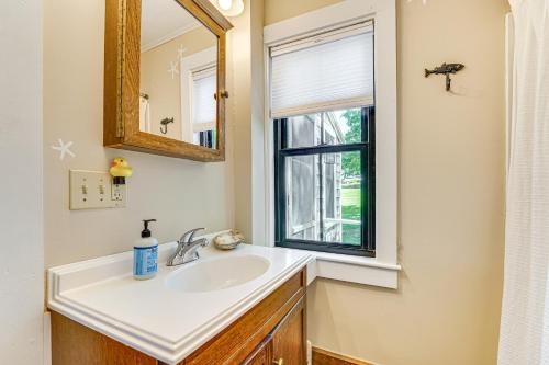 O baie la Charming Cottage with Patio, Walk to Boothbay Harbor