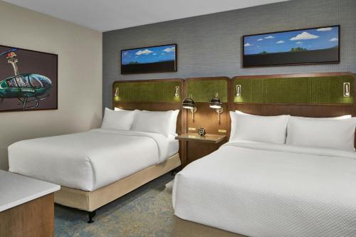 Ένα ή περισσότερα κρεβάτια σε δωμάτιο στο The Olive Ann Hotel, Grand Forks, a Tribute Portfolio Hotel