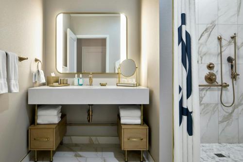 Ένα μπάνιο στο The Olive Ann Hotel, Grand Forks, a Tribute Portfolio Hotel