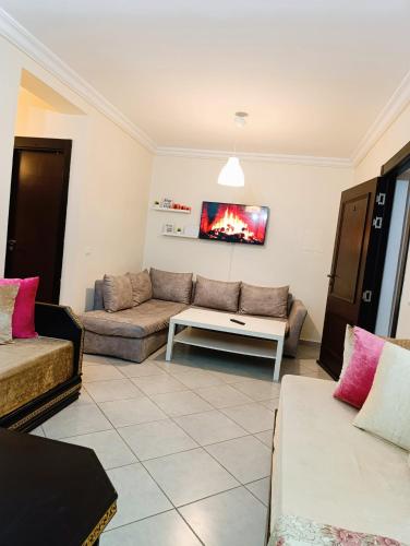 Posezení v ubytování Beachside 2 Bedroom Apartment in Diplomatic Forest Tangier with Free Parking