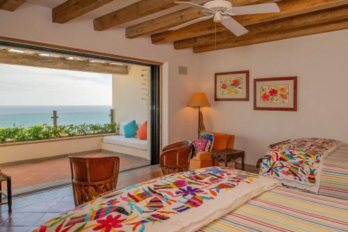 een slaapkamer met een bed en uitzicht op de oceaan bij Villa Turquesa 10BR by Cabo Villas in Cabo San Lucas