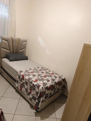 Postel nebo postele na pokoji v ubytování Beachside 2 Bedroom Apartment in Diplomatic Forest Tangier with Free Parking