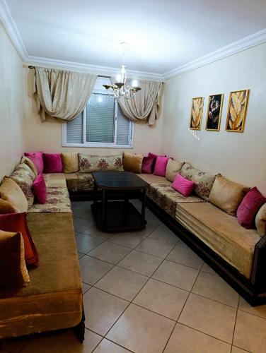 Posezení v ubytování Beachside 2 Bedroom Apartment in Diplomatic Forest Tangier with Free Parking