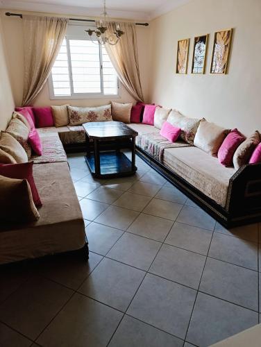 Posezení v ubytování Beachside 2 Bedroom Apartment in Diplomatic Forest Tangier with Free Parking