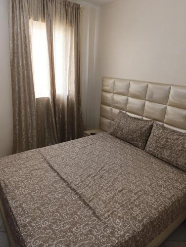 Postel nebo postele na pokoji v ubytování Beachside 2 Bedroom Apartment in Diplomatic Forest Tangier with Free Parking