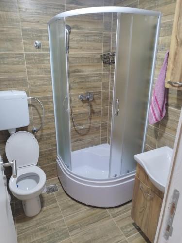 Bilik mandi di Silverdrop apartmani Srebrno jezero