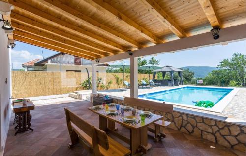 LovrećにあるGorgeous Home In Lovrecのテーブルとプールのあるパティオ