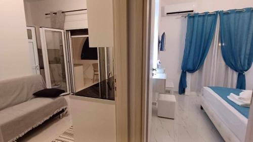 Ένα ή περισσότερα κρεβάτια σε δωμάτιο στο Lily's modern apartment downtown Skala