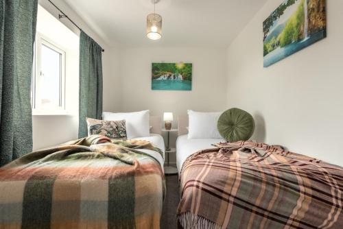 two beds sitting next to each other in a bedroom at Beverley Central Quiet 3 bedroom Homey Private Parking Garden in Beverley