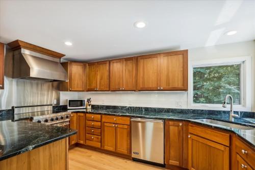 Η κουζίνα ή μικρή κουζίνα στο Maple House