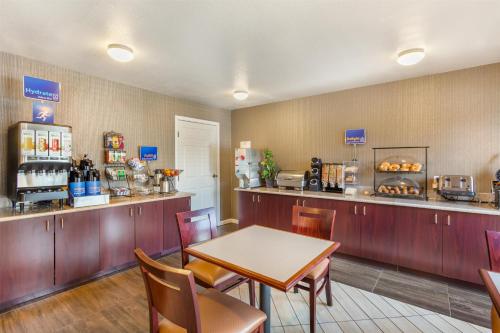 a fast food restaurant with a table and a counter at Best Western Luxury Inn in Tracy