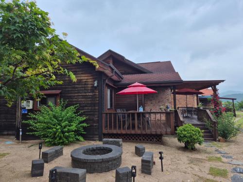 una casa con una terraza con una hoguera en Sol Baram, en Cheorwon