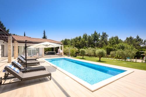 Luxury villa near Šibenik with heated pool, jacuzzi & sauna
