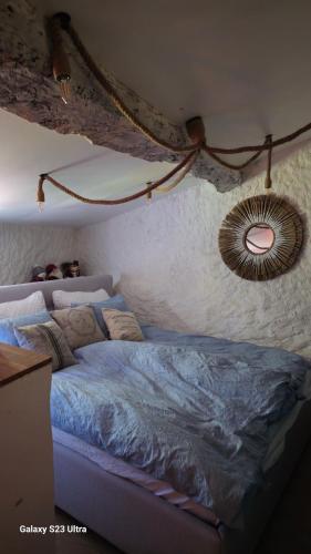 une chambre avec un lit avec un miroir au mur dans l'établissement Le Château de Soleil, à Saint-Pons-de-Mauchiens