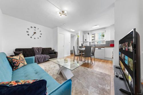 a living room with a blue couch and a table at *Brand New 1 Bedroom Flat in Central London* in London